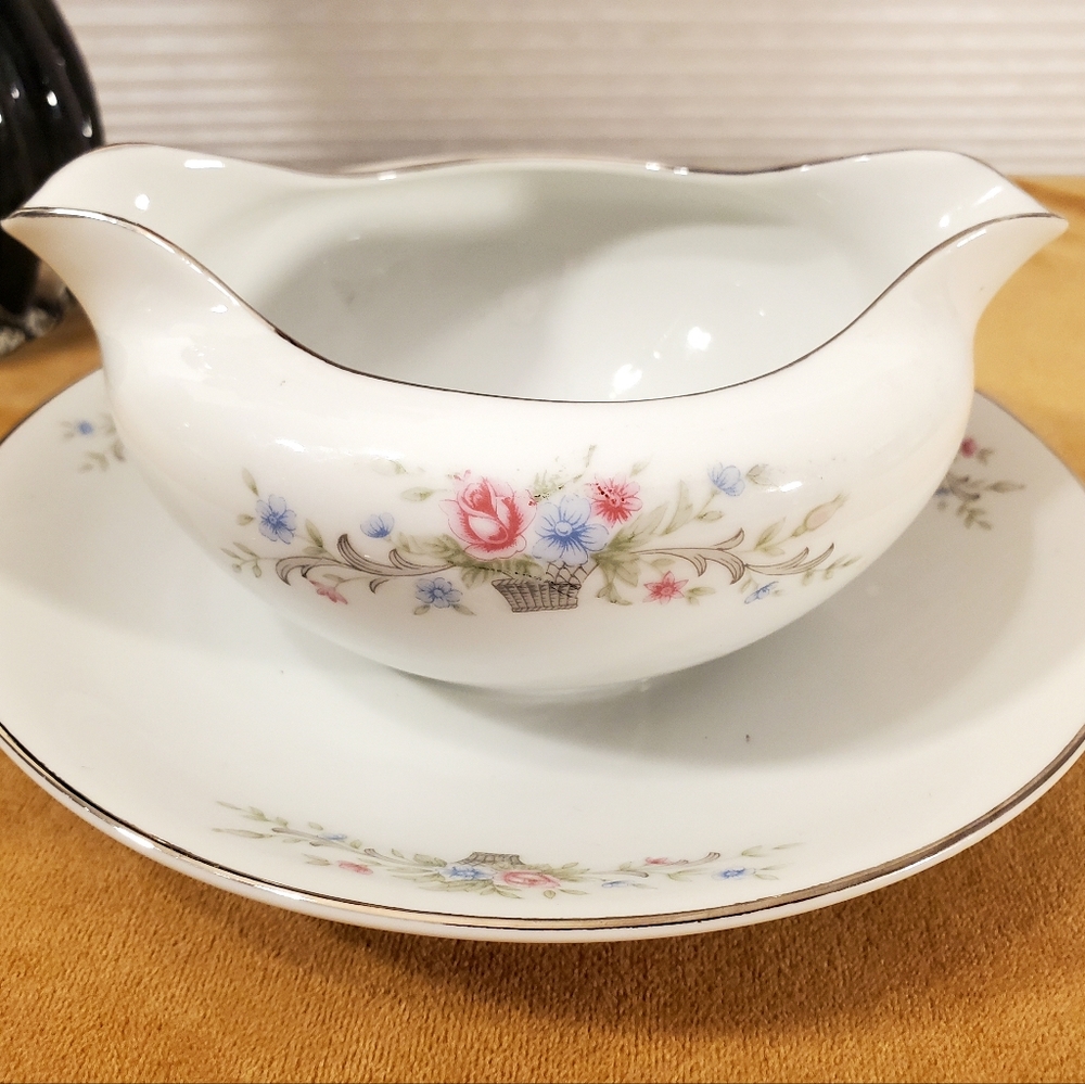☆☆☆EUC Vintage Fantasia Fine China Gravy Boat with Attached Underplate